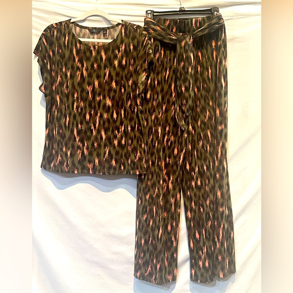 NWOT - G by Giuliana Two-Piece Top and Palazzo Pants Set - Size Medium